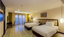 Deluxe Ban Công Hướng Hồ Bơi (Deluxe Pool View Balcony)